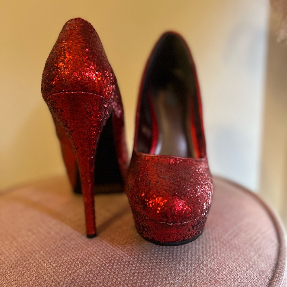 Red glittery high heels. Never worn out. Size 7women